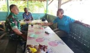 Babinsa Koramil 0201-07/MT jalin keakraban dengan warga lewat kegiatan komsos
