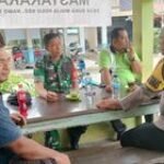 Jalin Silaturahmi, Babinsa dan Bhabinkamtibmas Laksanakan Komsos dengan Warga Suka Mulia Hulu