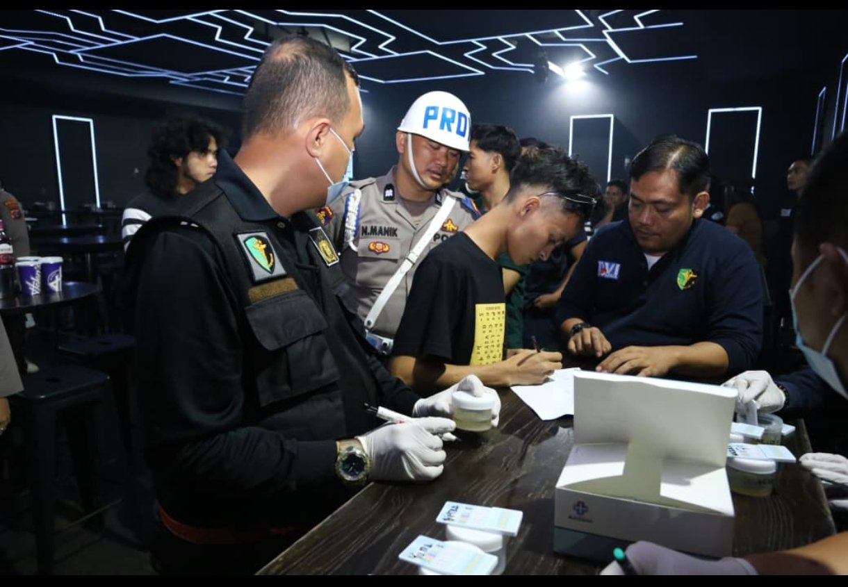 Screenshot_2025-11-08-05-46-41-895_com.whatsapp.w4b-edit