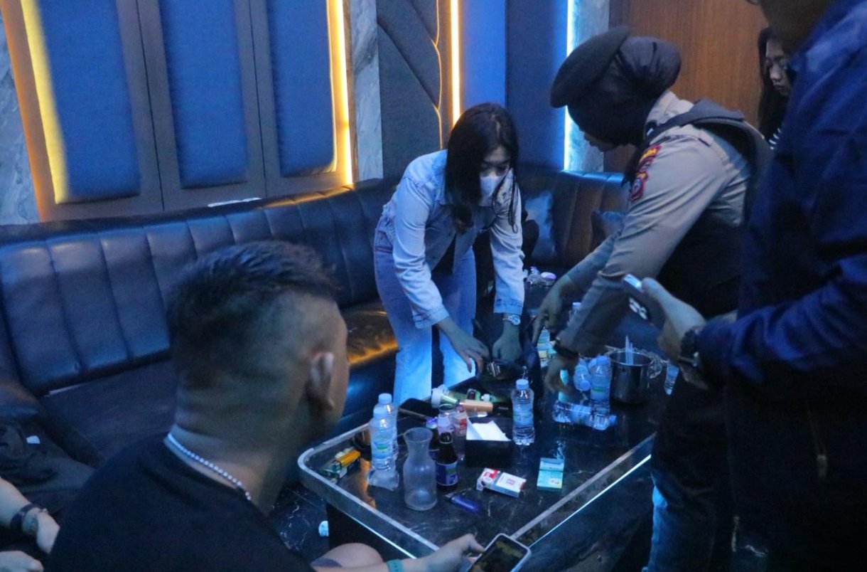 Screenshot_2025-11-13-16-58-20-853_com.whatsapp.w4b-edit