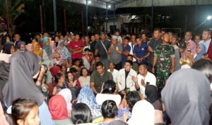 Gubernur bersama pengungsi di Posko Bencana Air Hitam -1