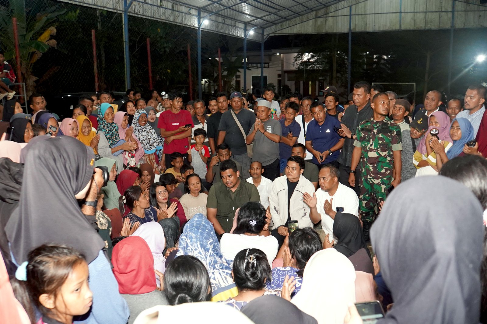 Gubernur bersama pengungsi di Posko Bencana Air Hitam -1