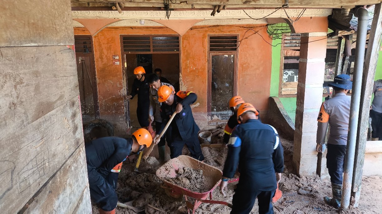 Screenshot_2025-12-07-11-37-21-131_com.whatsapp.w4b-edit