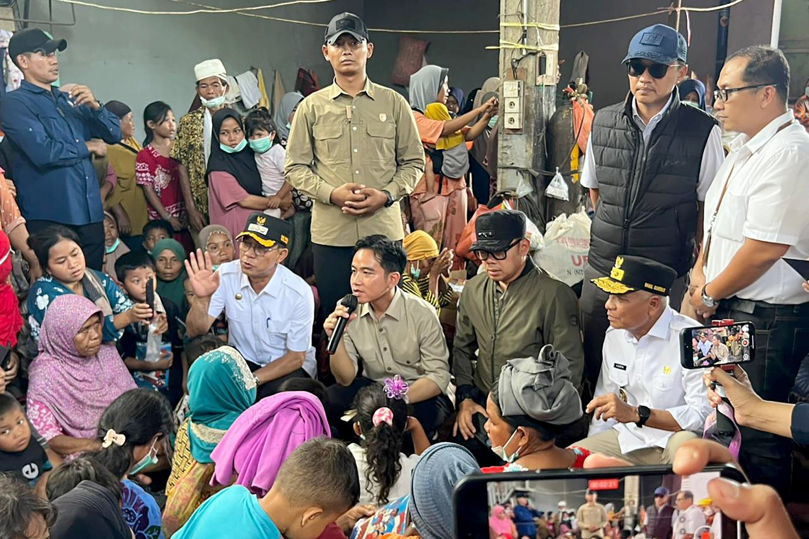 Wagub dampangi Wapres tinjau korban banjir Tapsel 4