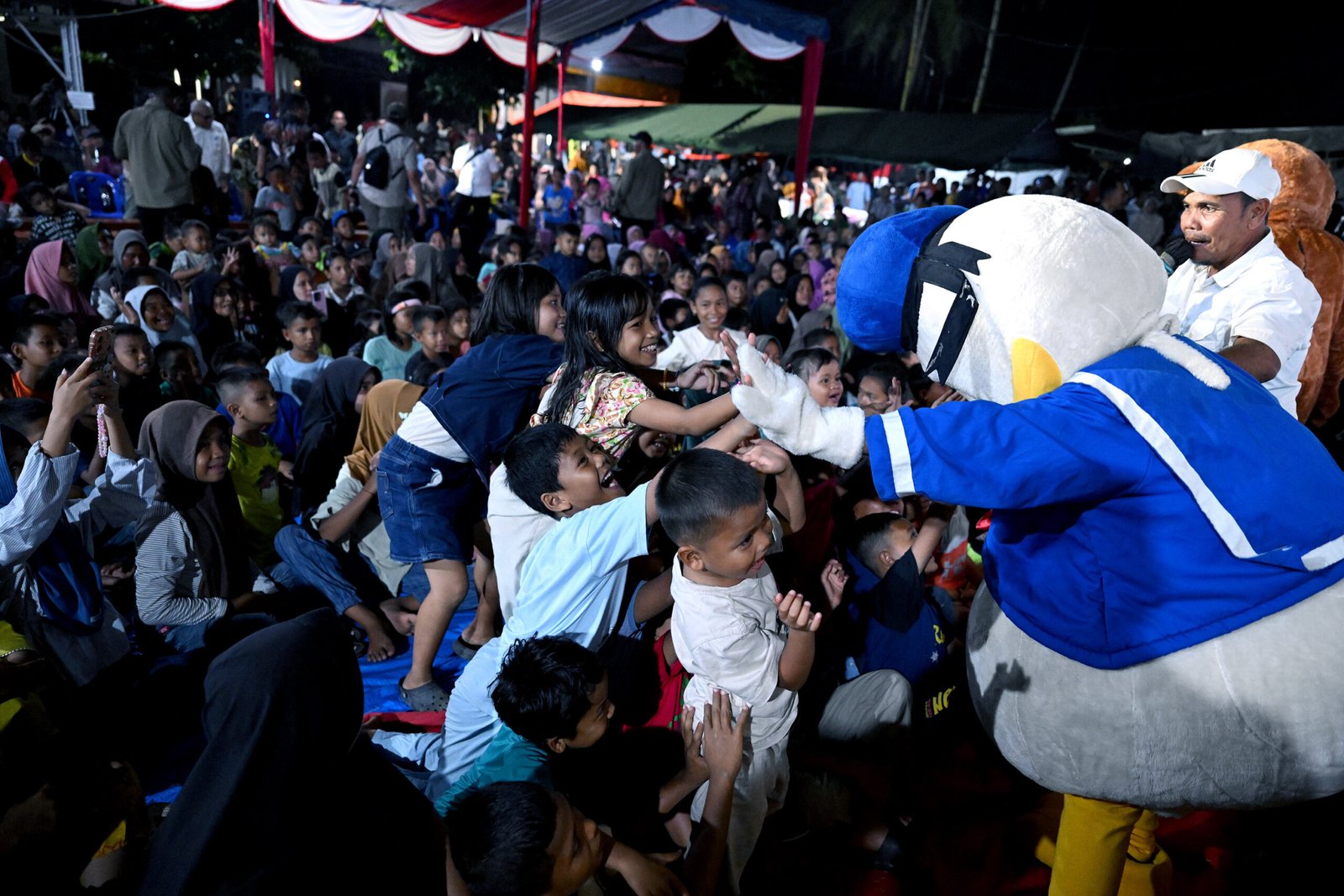 FOTO GUBENUR SUMUT DAMPINGI PRESIDEN RI HIBUR MASYARAKAT DI LOKASI PENGUNGSIAN 1