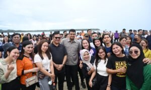 FOTO GUBERNUR SUMUT KURVE DI PANTAI SORAKE NIAS (1)