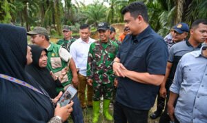 Gubsu tinjau tanggul sungai di Tukka dan Sorkam 8.jpg