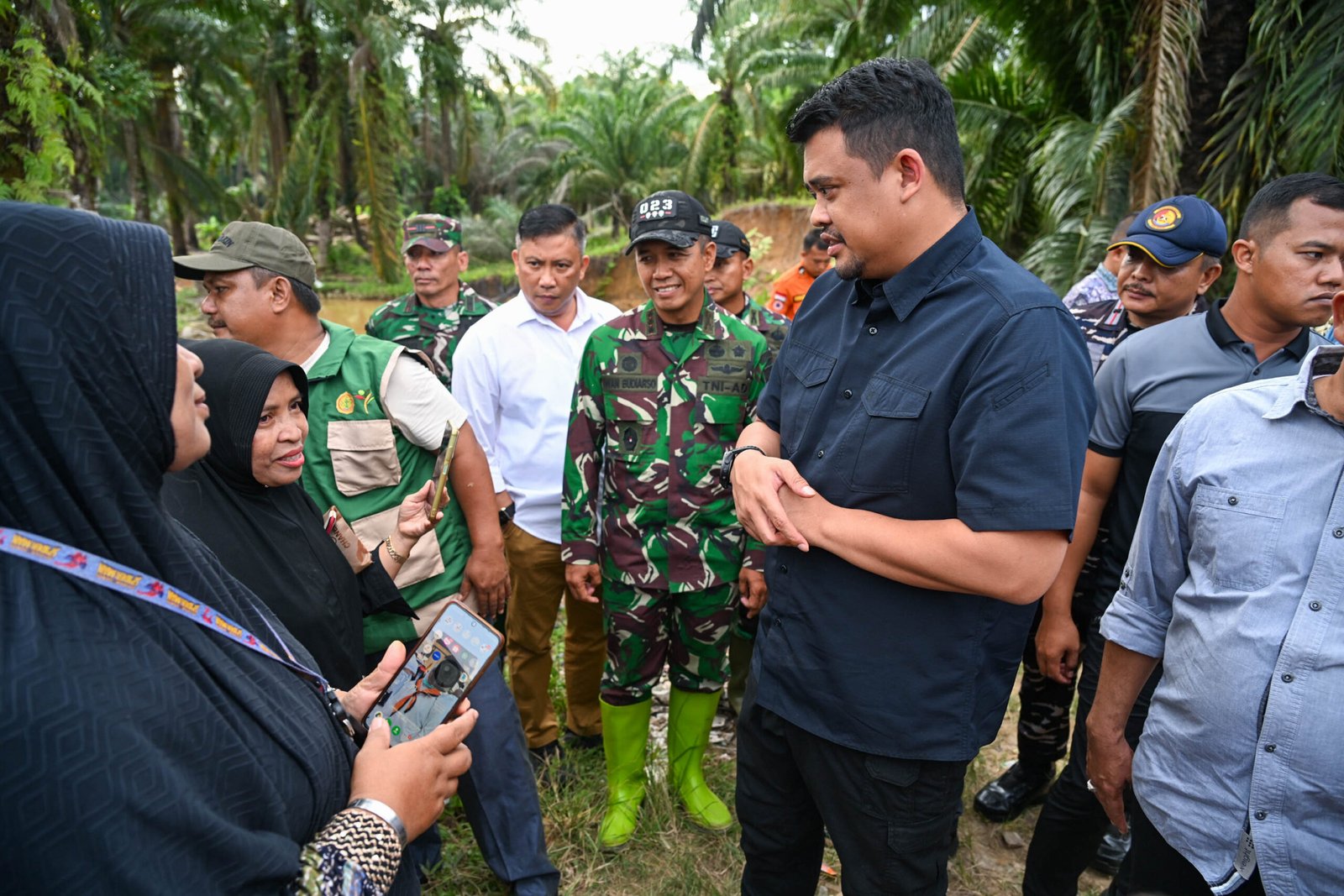 Gubsu tinjau tanggul sungai di Tukka dan Sorkam 8.jpg