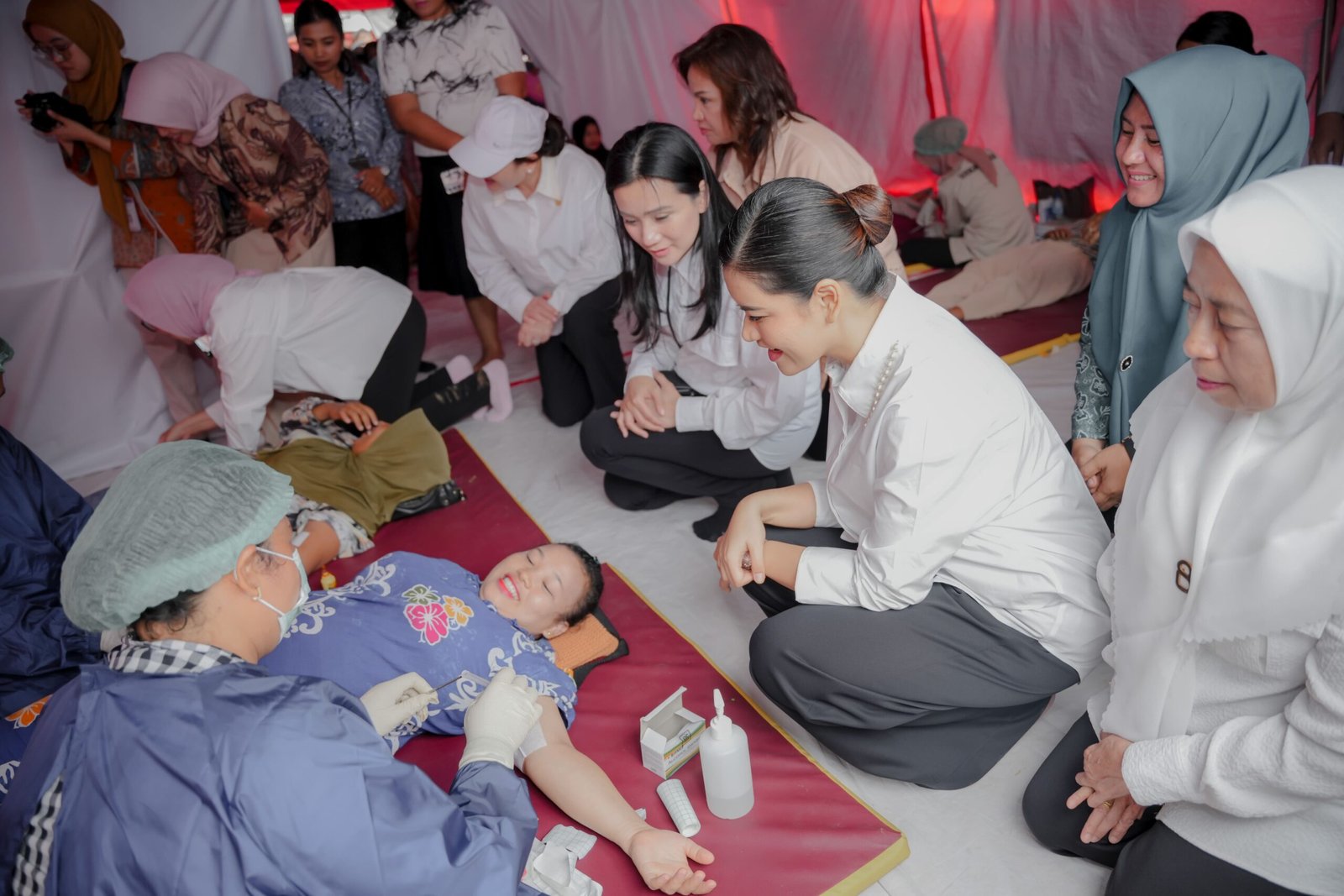 Ketua TP PKK Sumut Kahiyang Ayu Mendampingi Solidaritas Perempuan 1.jpg (1)