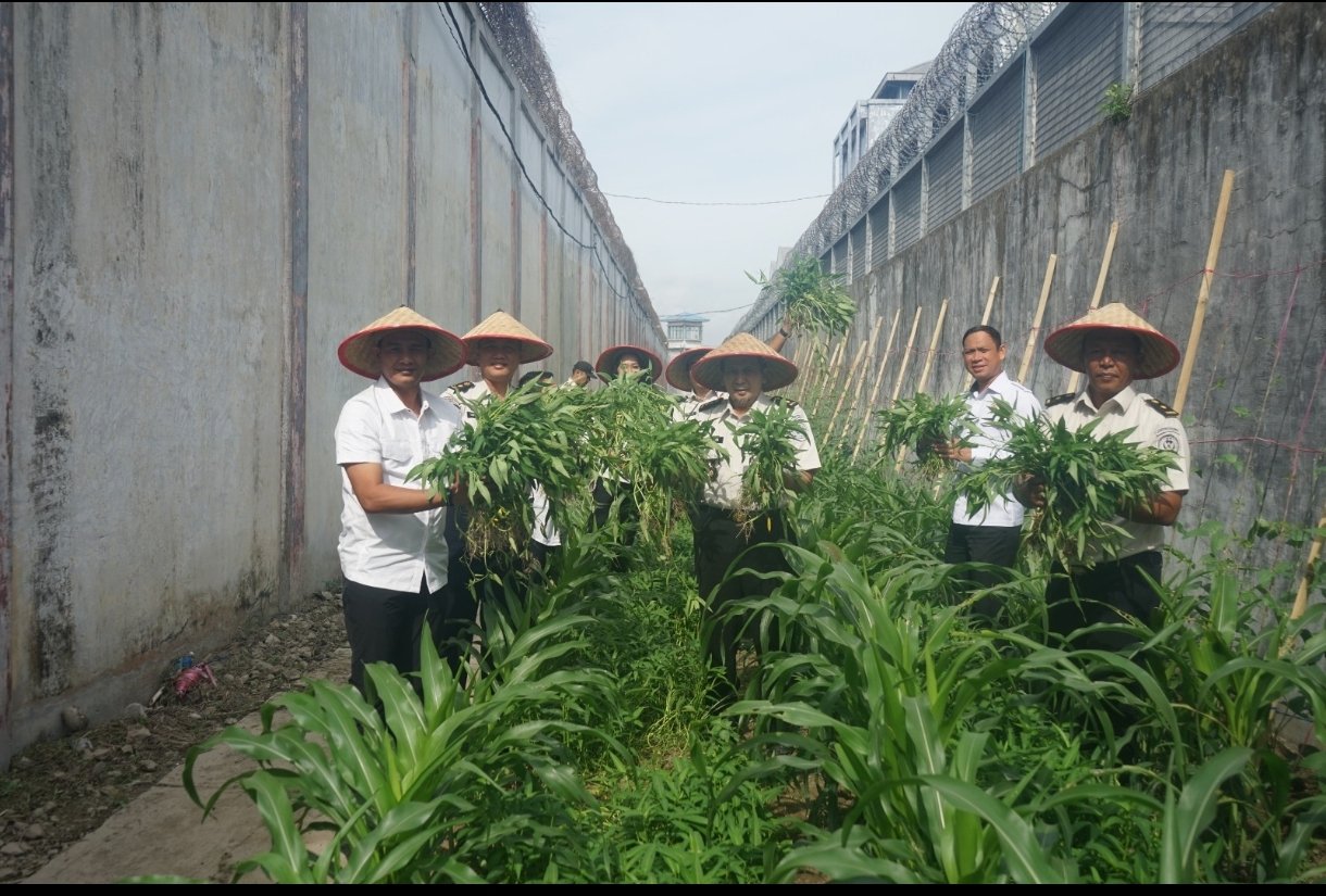 Screenshot_2026-02-25-13-05-43-915_com.whatsapp.w4b-edit