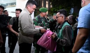 GUBERNUR BERI THR KEPADA WARGA 06.jpg