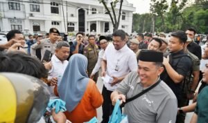 Gubsu_Menerima Demo dan Bagi Sembako 5.jpg