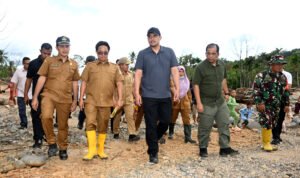 Gubernur bersama Bupati Tapteng Tinjau Sungai Baderi - 3.jpg