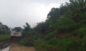 KA Ciremai Tertahan Longsor di Petak Jalan Maswati - Sasaksaat, KAI Daop 2 Bandung Sampaikan Permohonan Maaf dan Kerahkan Tim Tanggap Darurat