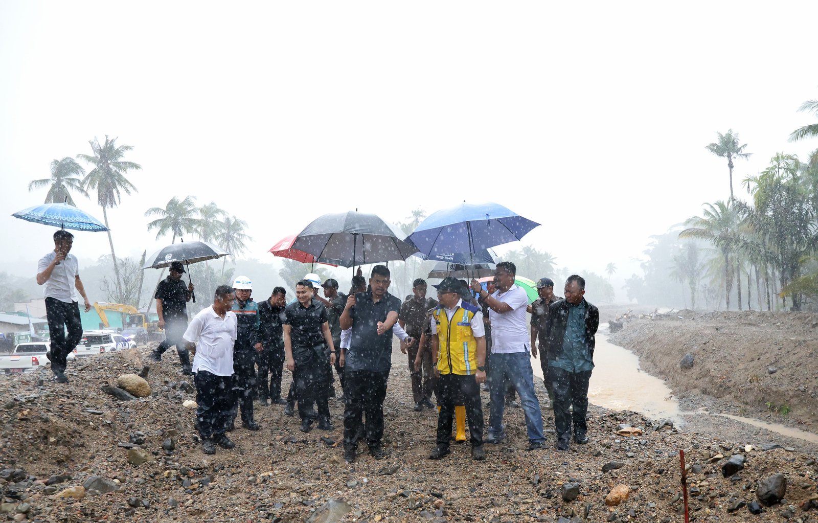 TINJAU SUNGAI TUKKA -Gubernur bersama Bupati Tapteng - 6.jpg