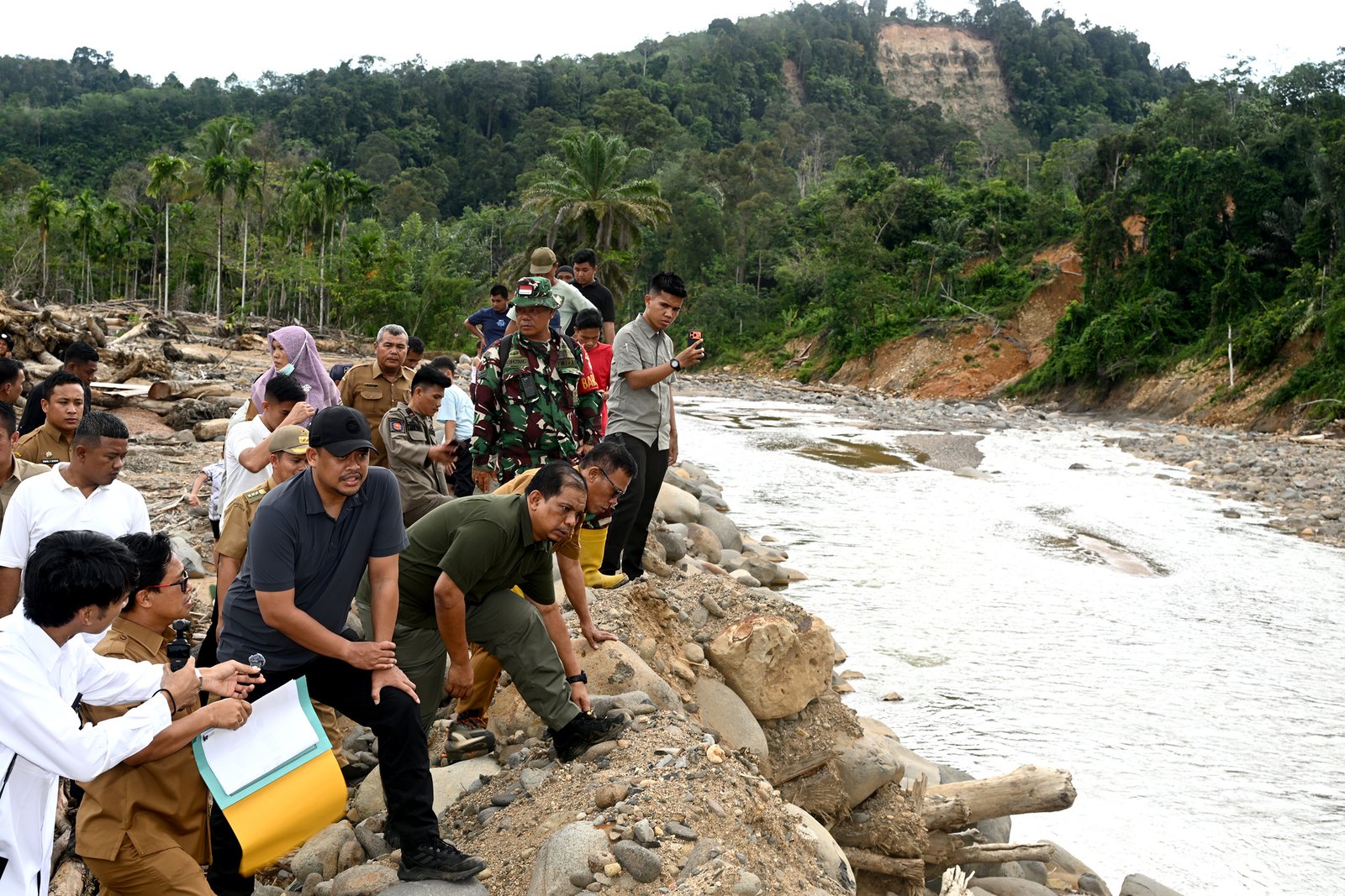 Gubernur Bobby Tinjau Sungai Baderi - 2.jpg (1)
