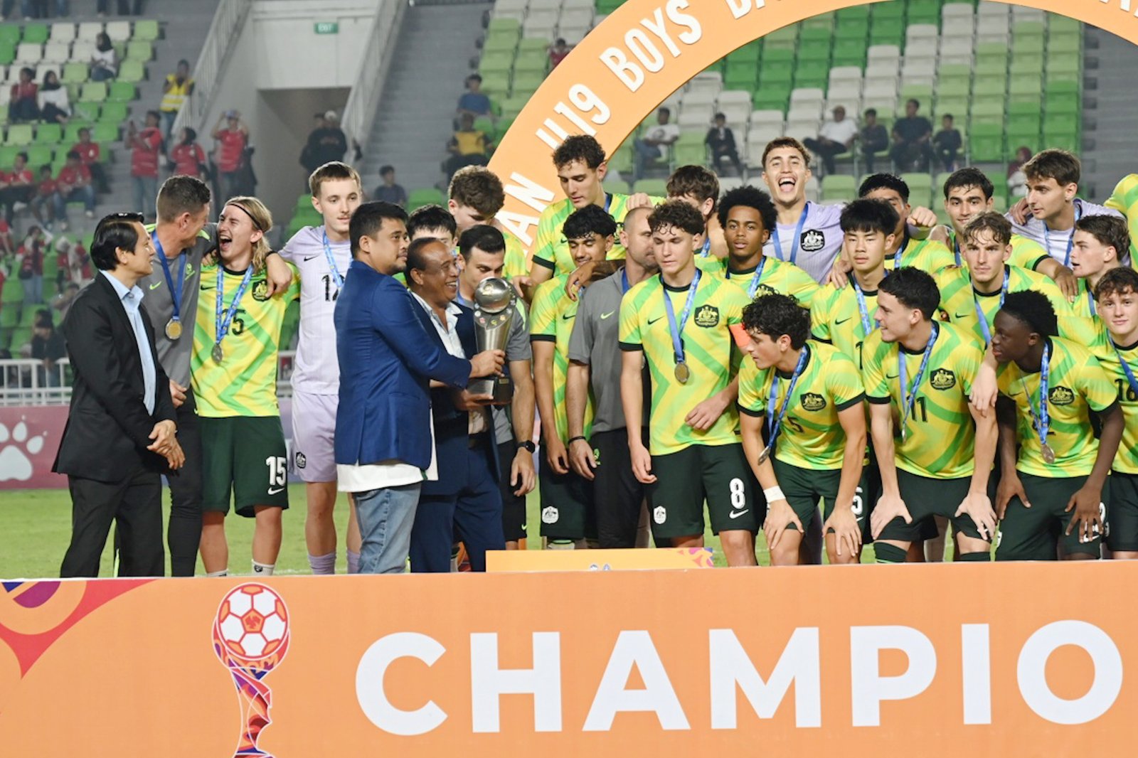 Gubsu_ Penyerahan Piala AFFU19 Timnas Australia 7.jpg