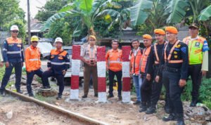 KAI Daop 1 Jakarta Bersama Pemangku Kepentingan Tutup Dua Perlintasan Liar, Perkuat Keselamatan Perjalanan Kereta Api