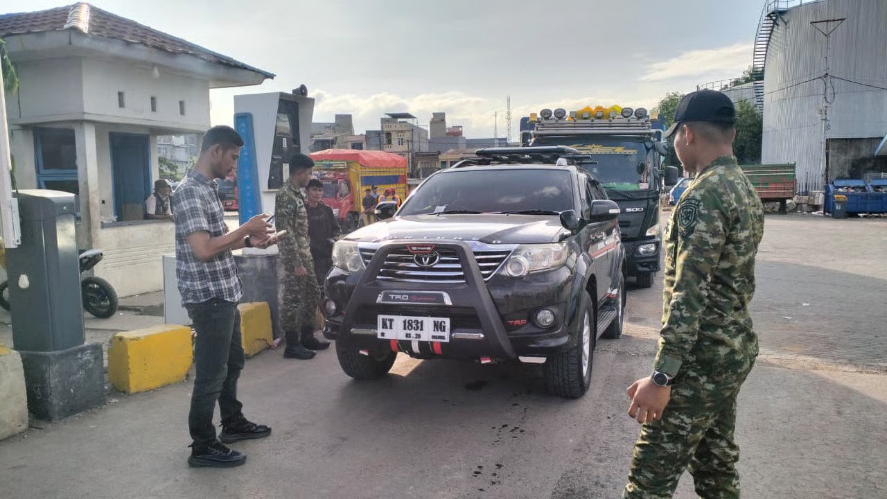 Pelindo Parepare Awasi Ketat Kendaraan Masuk Dermaga.jpg