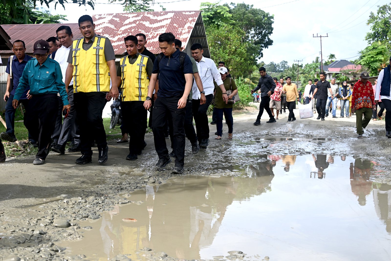 Gubernur tinjau jalan rusak parah di Nias Barat.jpg