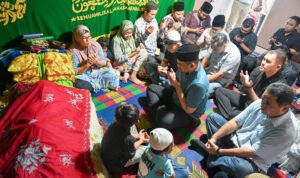 Gubsu melayat warga 3.jpg