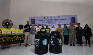 Tak Perlu Lagi Menampung Air di Ember, Warga Kini Dapatkan Toren untuk Kelola Air yang Lebih Stabil