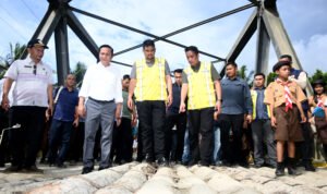 jembatan Lahomi rusak di Nias Barat.jpg