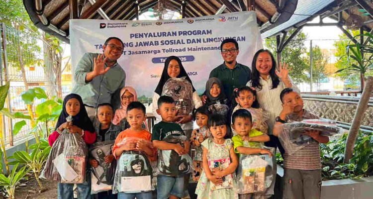 Dukung Pendidikan Anak Tenaga Kerja Operasional, PT Jasamarga Tollroad Maintenance Salurkan Bantuan Peralatan Sekolah Sambut HUT ke-38