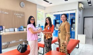 Semarak Hari Pelanggan Nasional, BRI BO Mangga Dua Sambut Nasabah dengan Kehangatan Bernuansa Wastra Nusantara